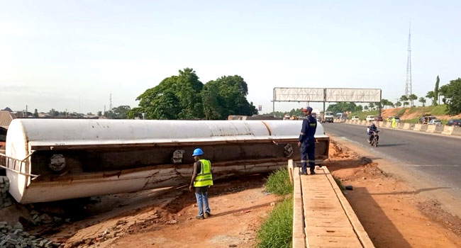 One Dead As Petrol Tanker Falls On Otedola Bridge, Lagos